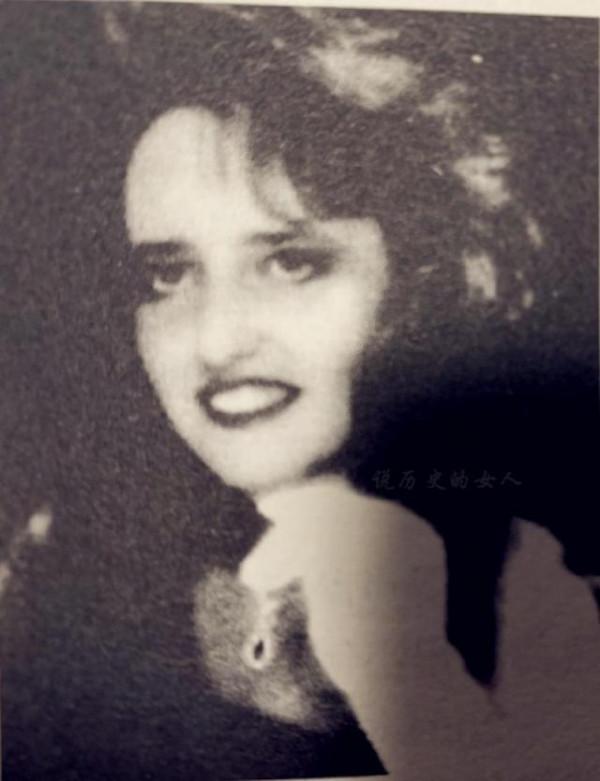 1994年，美國一殺人犯帶著典獄長老婆越獄，在外瀟灑生活11年