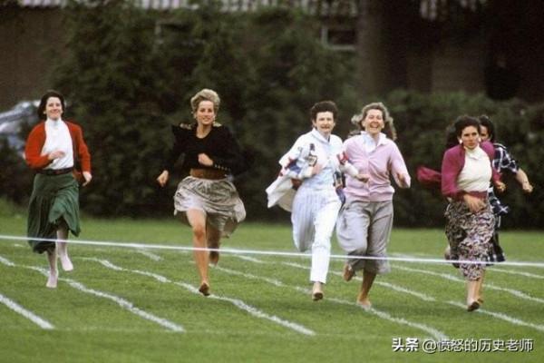 珍貴老照片：土八路的土、鄧麗君的吻照、美國禁止公開的UFO照