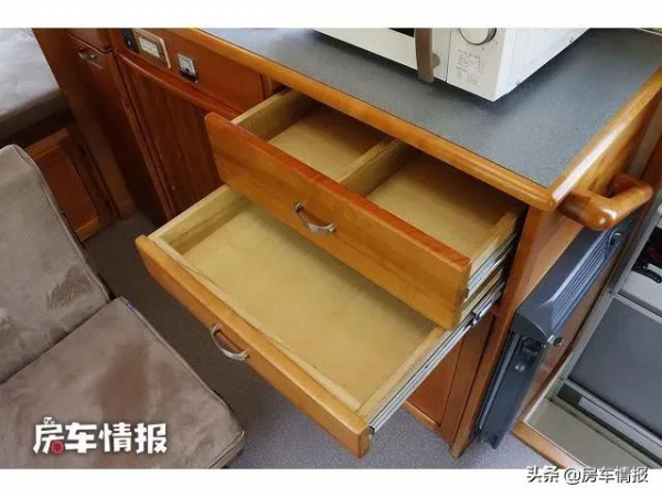 日產平頭輕卡房車,長度僅4.8米7座設計,能放3張床為啥還不擠? 日產平頭輕卡房車,長度僅4.8米7座設計,能放3張床為啥還不擠?