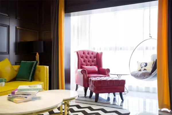 小戶型也能駕馭輕奢風，配色豔而不俗，黃銅+大理石高階感爆棚