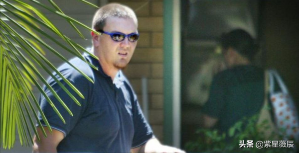 澳洲一14歲女孩在校門口失蹤，5年後突然現身，結局溫馨浪漫