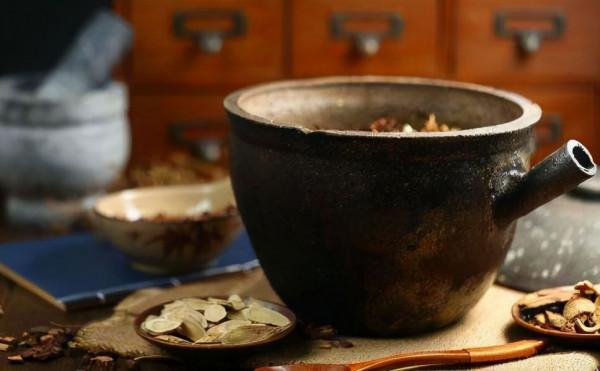 坐骨神經痛：下腰痠脹，牽及大腿左側疼，陰天加劇，擬烏頭湯加減