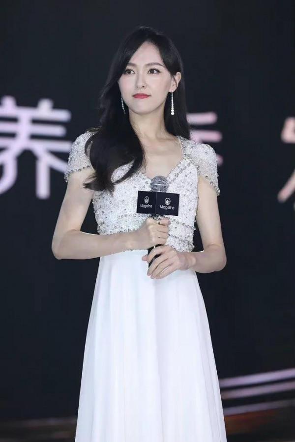 唐嫣禮服高貴優雅，一頭長髮溫柔似水，微笑超甜，甜美可人 ​​​