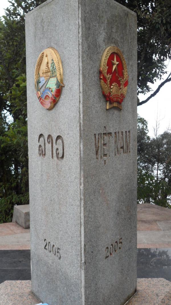 小夥徒步探秘深山三國邊境，險些踏空跌入懸崖，幾乎沒遊客到過