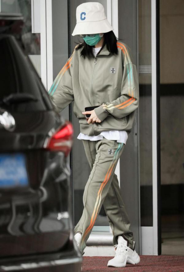 迪麗熱巴運動裝扮可鹽可甜,穿牛油果綠竟沒翻車,私服審美也超絕 迪麗熱巴運動裝扮可鹽可甜,穿牛油果綠竟沒翻車,私服審美也超絕