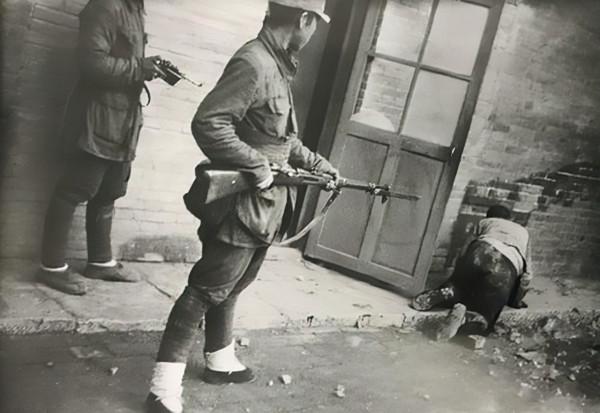 無名村遭日軍精準襲擊，300人魂斷薛莊，偵察班長竟成頭號嫌疑人