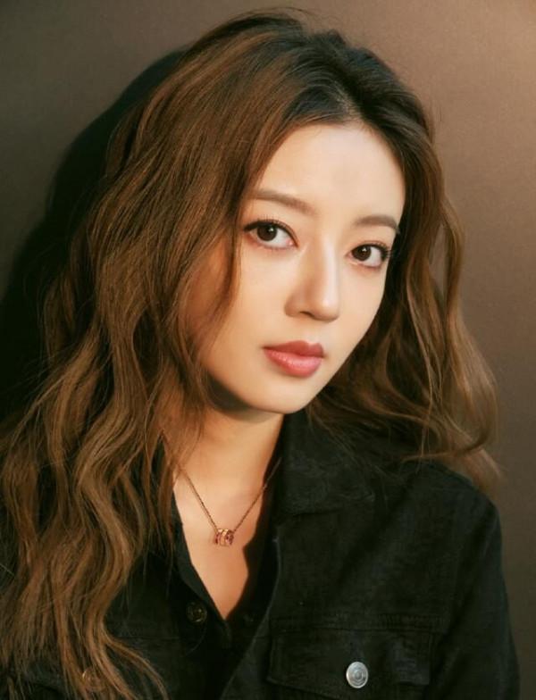 於正力捧5年都不火，有顏有身材的何瑞賢，基礎款也能穿得很驚豔