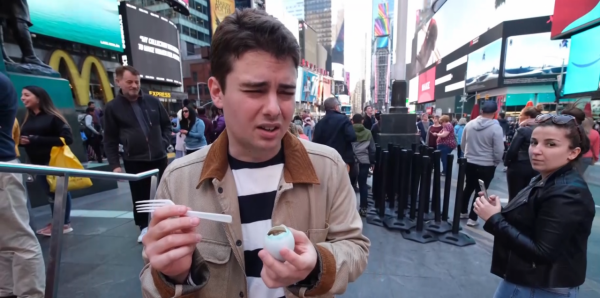 美國小夥認為中國食物不好吃,巨資買毛蛋讓老外吃,結果直呼真香 美國小夥認為中國食物不好吃,巨資買毛蛋讓老外吃,結果直呼真香