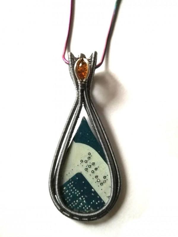 藝術家用電線製作藝術品，精緻又獨特的樣子，深受女孩子喜愛