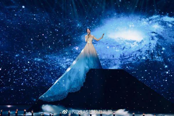 國慶晚會明星造型：張韶涵裙子似銀河，謝霆鋒唐裝打扮一身正氣