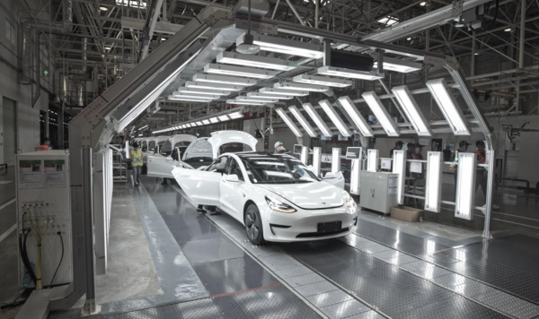 特斯拉冬季再遇“車門把手被凍住”,車主用熱水澆!官方早有回應 特斯拉冬季再遇“車門把手被凍住”,車主用熱水澆!官方早有回應