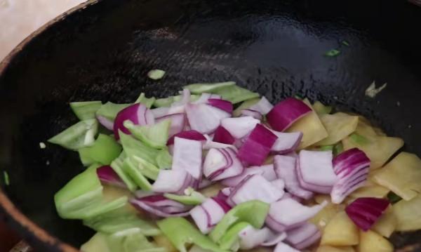 土豆和洋蔥這樣做太香了,出鍋比紅燒肉還受歡迎,營養下飯又解饞 土豆和洋蔥這樣做太香了,出鍋比紅燒肉還受歡迎,營養下飯又解饞