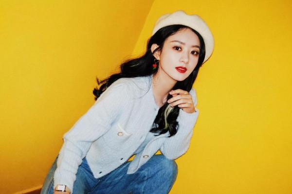 趙麗穎美圖,身穿淺藍上衣,頭戴貝雷帽,優雅靈動,溫婉可人 趙麗穎美圖,身穿淺藍上衣,頭戴貝雷帽,優雅靈動,溫婉可人