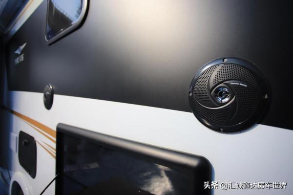 國產新型輕量化頂配拖掛房車!​長6.2米,變色龍車身配木質內飾 國產新型輕量化頂配拖掛房車!​長6.2米,變色龍車身配木質內飾