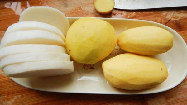 1個白蘿蔔加土豆，28年來頭一次見這做法，掀開蓋子流口水了，香