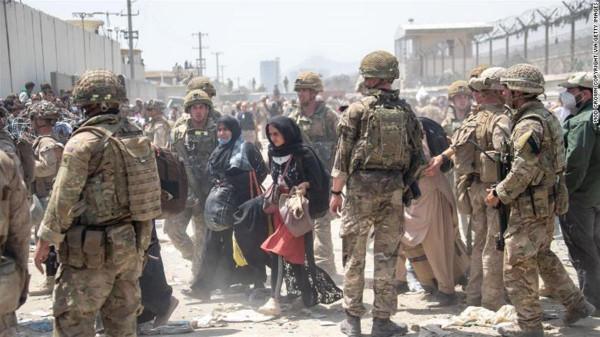 穿過鐵絲網被交給美國大兵的嬰兒，時隔5月終被找到，原來竟被美軍遺棄