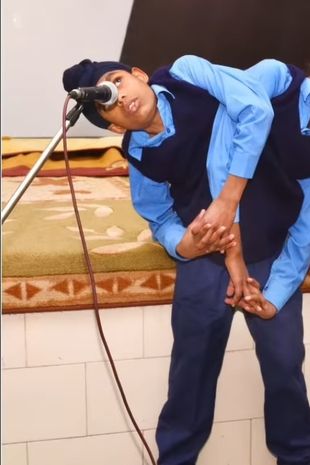 印度連體雙胞胎剛出生就被遺棄，如今一起找到工作，拿雙份工資