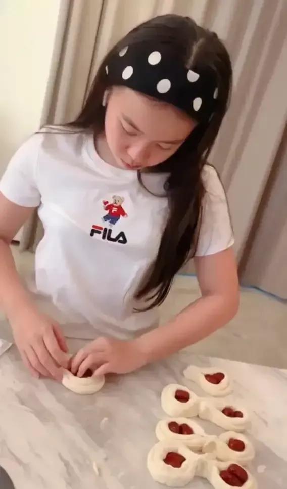 劉濤女兒長大和王珂越來越像了，沒有小時候可愛