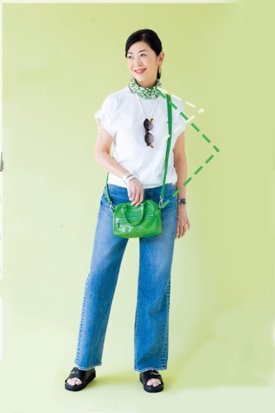 為什麼你一戴絲巾就顯老氣？不懂它的“搭配法則”，難怪顯老10歲