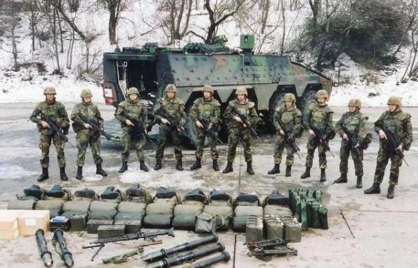 一個標準的現役美軍步兵班都攜帶哪些武器? 一個標準的現役美軍步兵班都攜帶哪些武器?