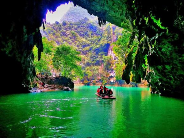 廣西大山深藏一片海，七窗連珠，湖水碧藍，有世界上最美的風景