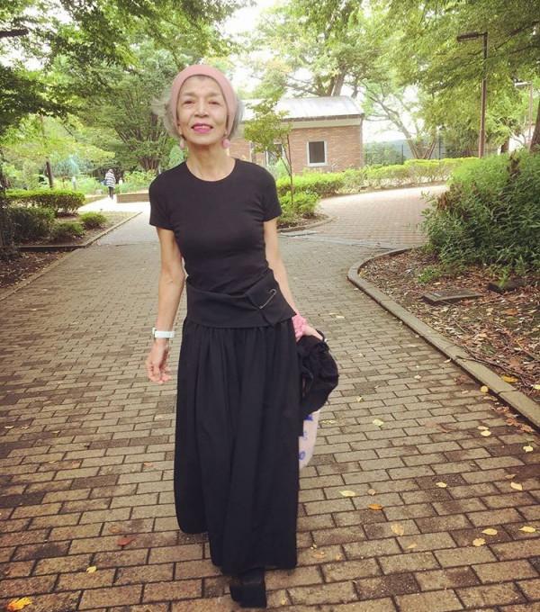 黑色憑什麼不老氣?看這個時尚界的寶藏奶奶就知道,太會穿了 黑色憑什麼不老氣?看這個時尚界的寶藏奶奶就知道,太會穿了