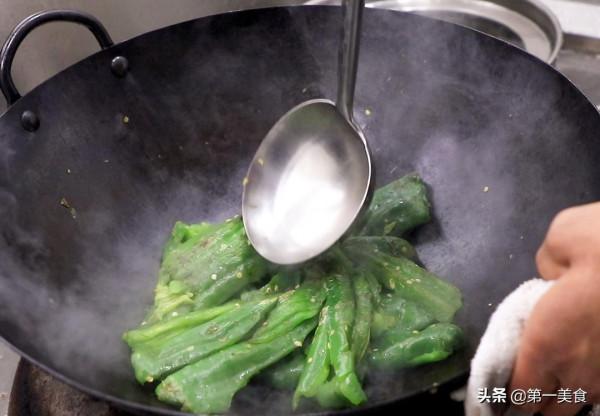 涼拌青椒這樣做真好吃，不放油不切片，直接整隻拌，香辣開胃