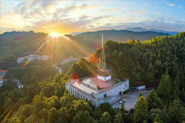 雙槍女俠懷孕4月，為掩護紅軍被敵人砍頭，朱德大哭：她是為了我