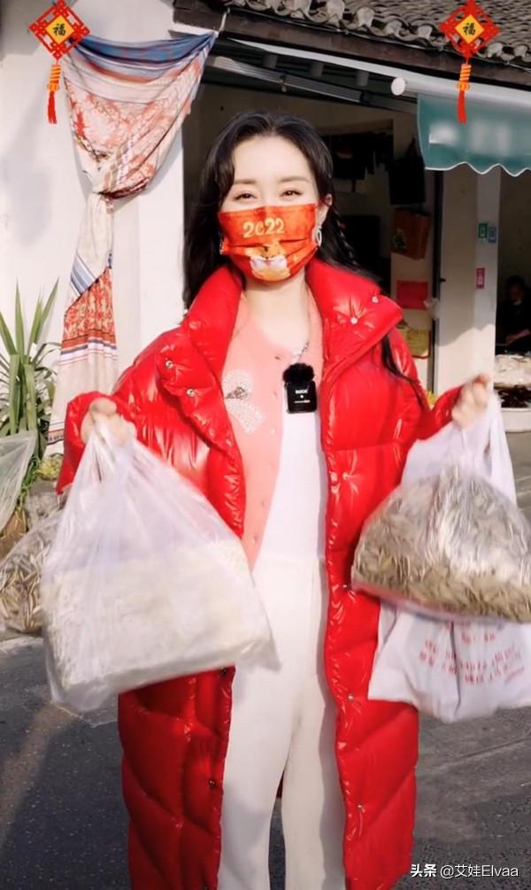 舒暢街頭買年貨無人識，穿大紅色貌美，摘口罩出道30年還是少女顏