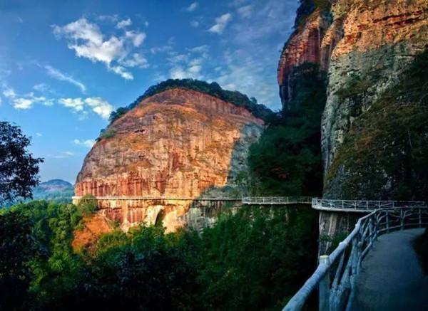 湖北一定要去的景區，常年煙霧繚繞，峰頂聳入雲表