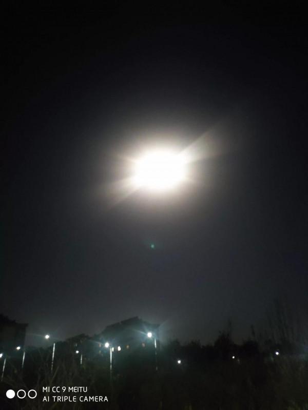 月光拉長了思念