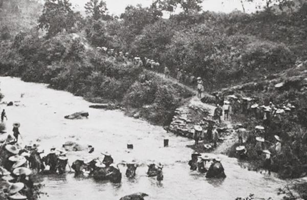 老獵人指點迷津，解放軍攻破土匪巢穴，洞中所藏之物令人咋舌