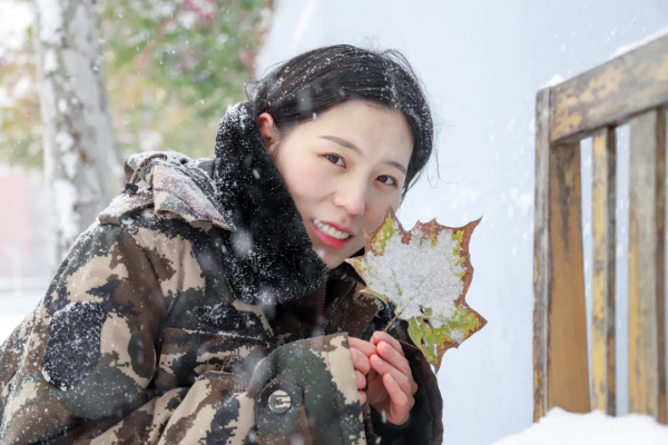 下雪了，快來軍校看女神