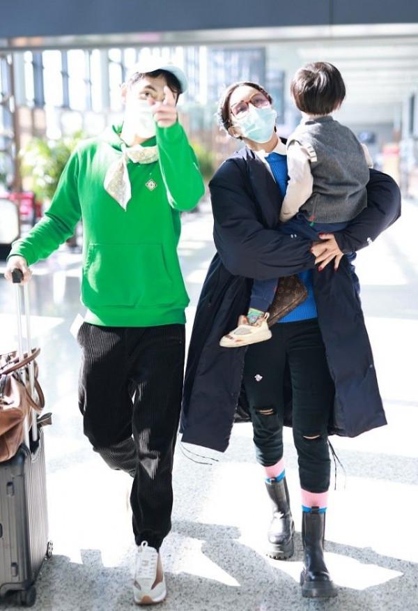 張歆藝一家三口首次走機場，袁弘穿成他大姨，2歲兒子個頭真大