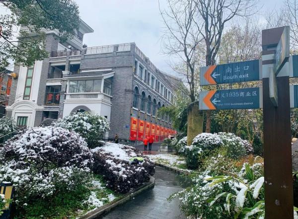 春雪紛飛染冬色 黔地皚皚似北國