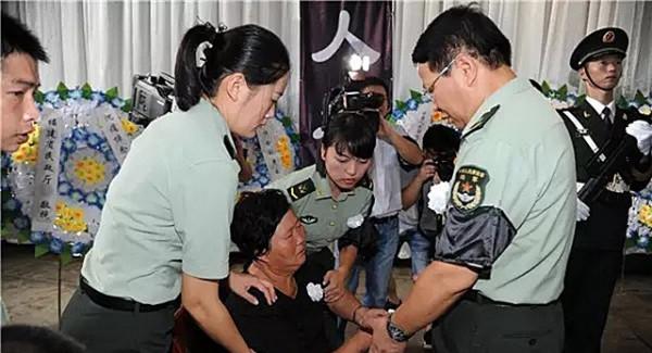 22歲軍人抗洪犧牲，8位國家將軍送行，戰友替其盡孝看望英雄父母