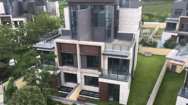 2009年丈夫拔管殺妻說是愛，卻和女同事密切聯絡，岳母：賠一千萬