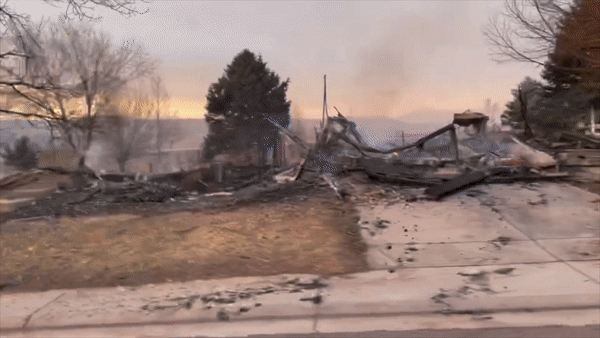 美國自然災害不斷！剛經歷30場龍捲風，又是一場冬季大火