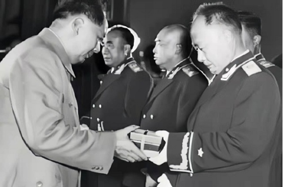 1964年，賀龍請示偉人能否取消軍銜，偉人是怎麼回應的？