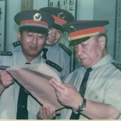 粟裕手下的連指導員，一槍沒開就活捉了千名敵軍，後成軍委副主席