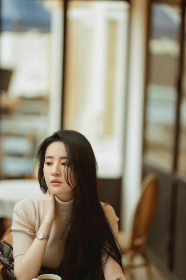 劉亦菲“下凡”走親民路線，穿大眾款衣服出門買奢侈品，有點俗