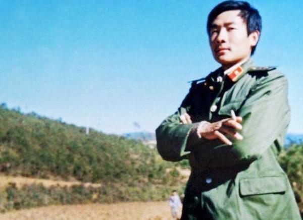 英雄梁嶺在老山戰役中犧牲後，戰友在他身上發現一首華麗的遺詩