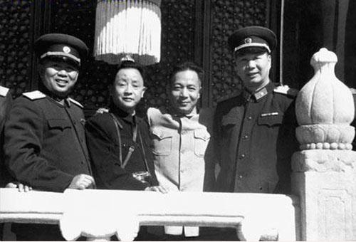 楊成武向毛主席彙報,臨走差點流淚?毛主席省出6個青稞饅頭給楊 楊成武向毛主席彙報,臨走差點流淚?毛主席省出6個青稞饅頭給楊