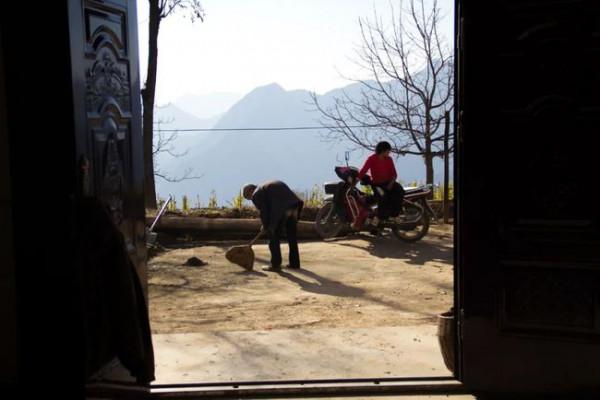 一山一路孤零零一棟老房子，秦嶺鎮安海棠山，山頂還住著一戶人家