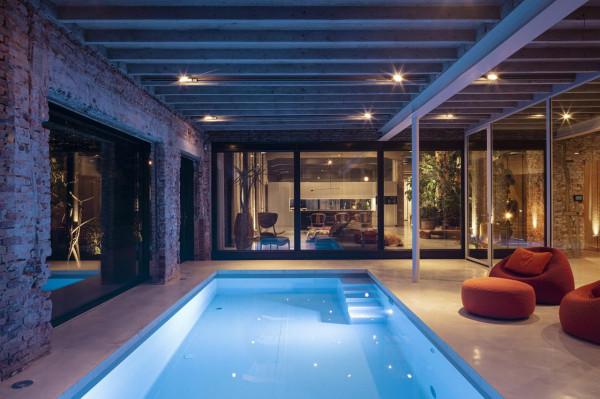 破舊的體育大樓改造成私人住宅:新與舊的碰撞 破舊的體育大樓改造成私人住宅:新與舊的碰撞