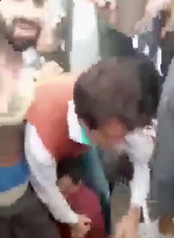 被人懷疑“褻瀆先知”，外國男子被上百人殘忍毆打後活活燒死