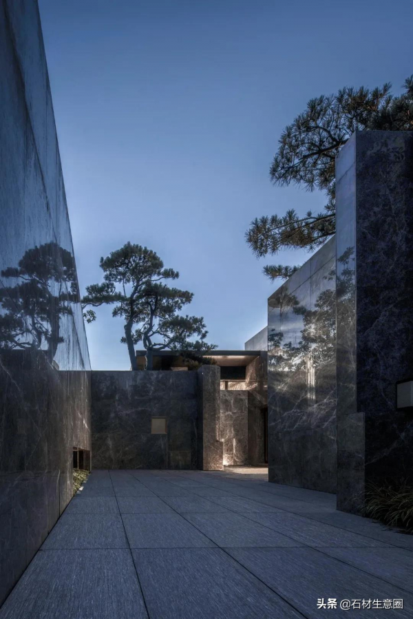 灰色石材營造的住宅美感