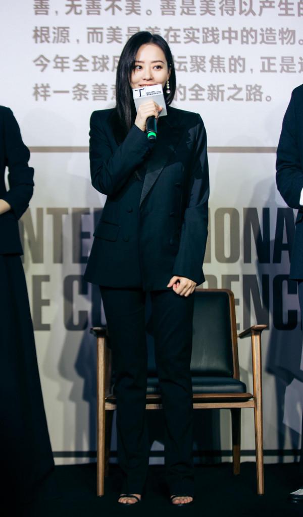 張靚穎真是越來越時尚,穿灰色長款外套走機場,素顏也美出新高度 張靚穎真是越來越時尚,穿灰色長款外套走機場,素顏也美出新高度