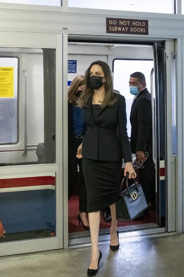 安吉麗娜·朱莉為女性權利奔走,多變造型知性優雅,美得發光 安吉麗娜·朱莉為女性權利奔走,多變造型知性優雅,美得發光