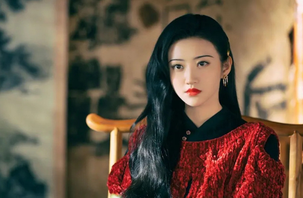 娛樂圈中神奇的女明星，長相很美豔嘴巴卻是歪的，景甜金晨最明顯